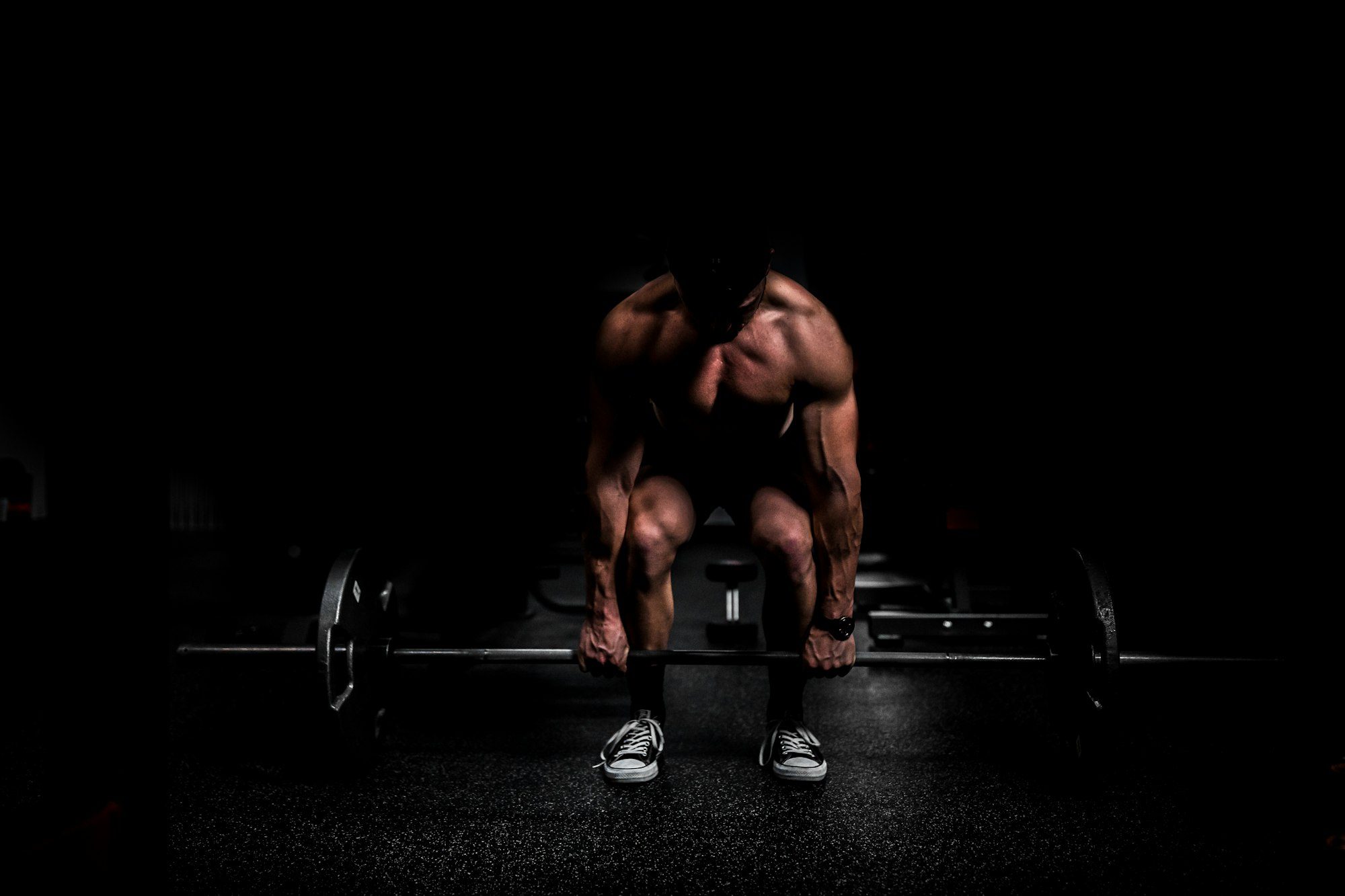 Atlet gör marklyft i ett mörkt gym